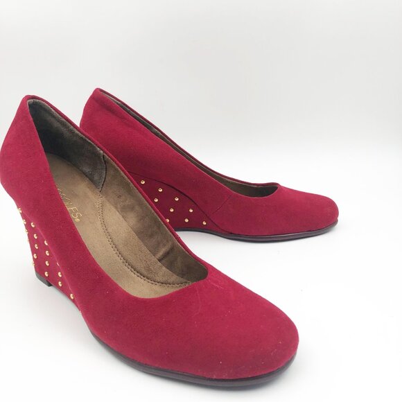 AEROSOLES Plum Tree Red Suede Gold Stud Wedge Pumps High Heels Womens 8.5 - Picture 1 of 10